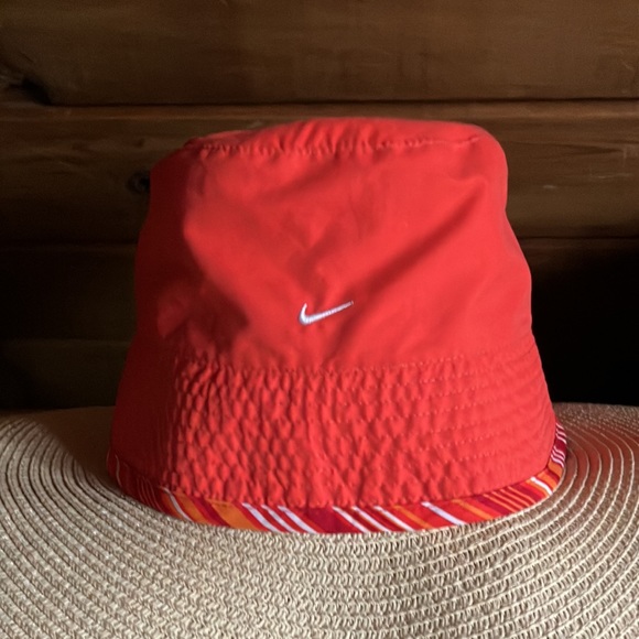 NIKE Reversible Bucket Hat - Picture 4 of 6